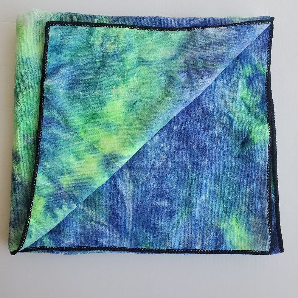 “Versatile Blue Microfiber Towel: Perfect for Gym and Yoga".
